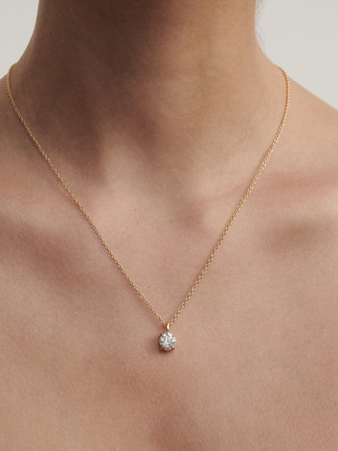 Collar Punto de Luz de Oro con Diamante Solitario | Colgante Satis