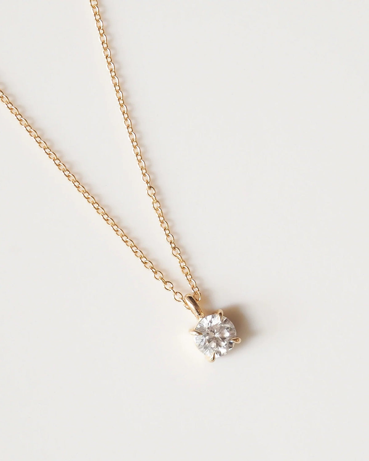 Collar Punto de Luz de Oro con Diamante Solitario | Colgante Satis