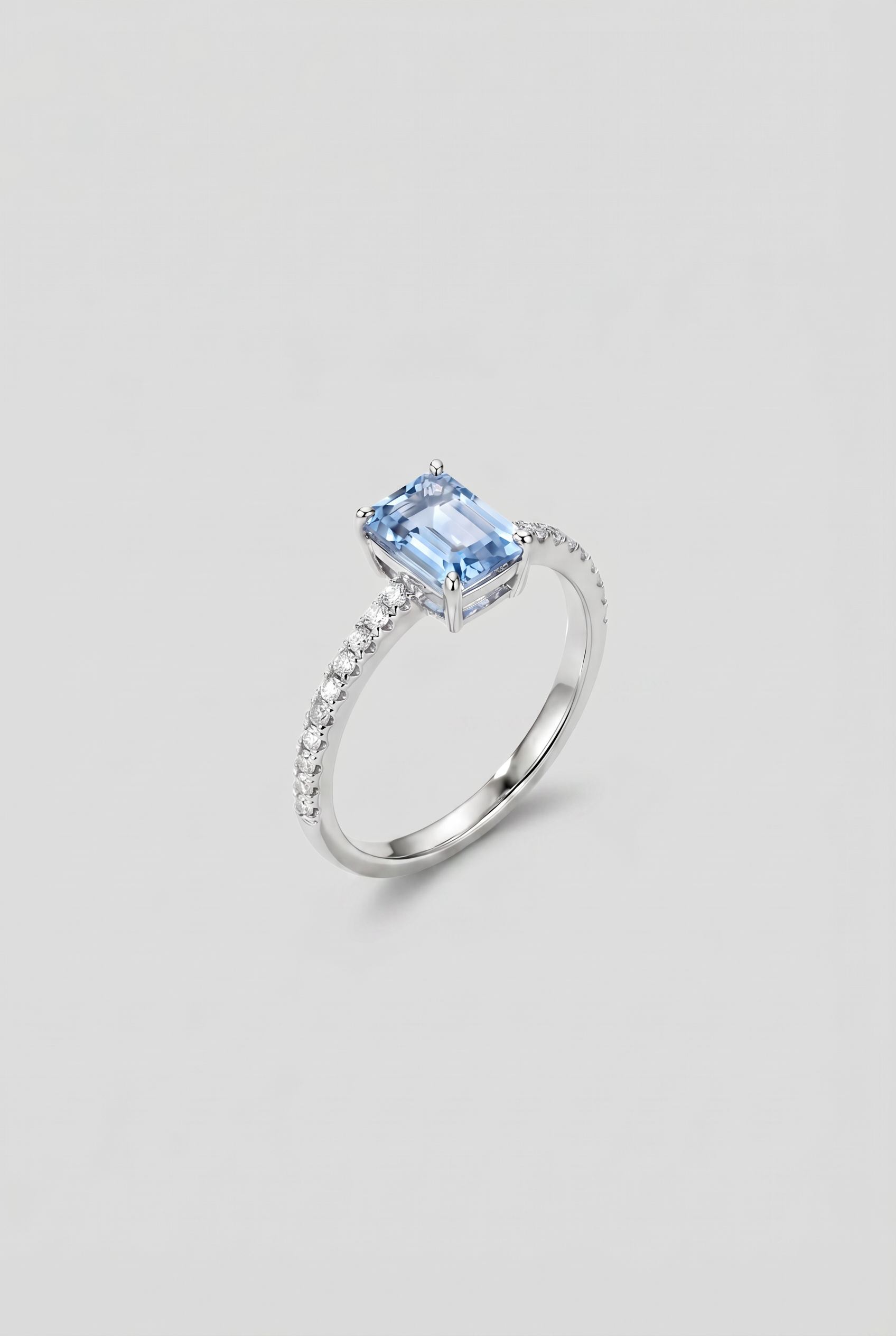 Anillo de diamantes, topacio azul y oro blanco Pavé Abyssi