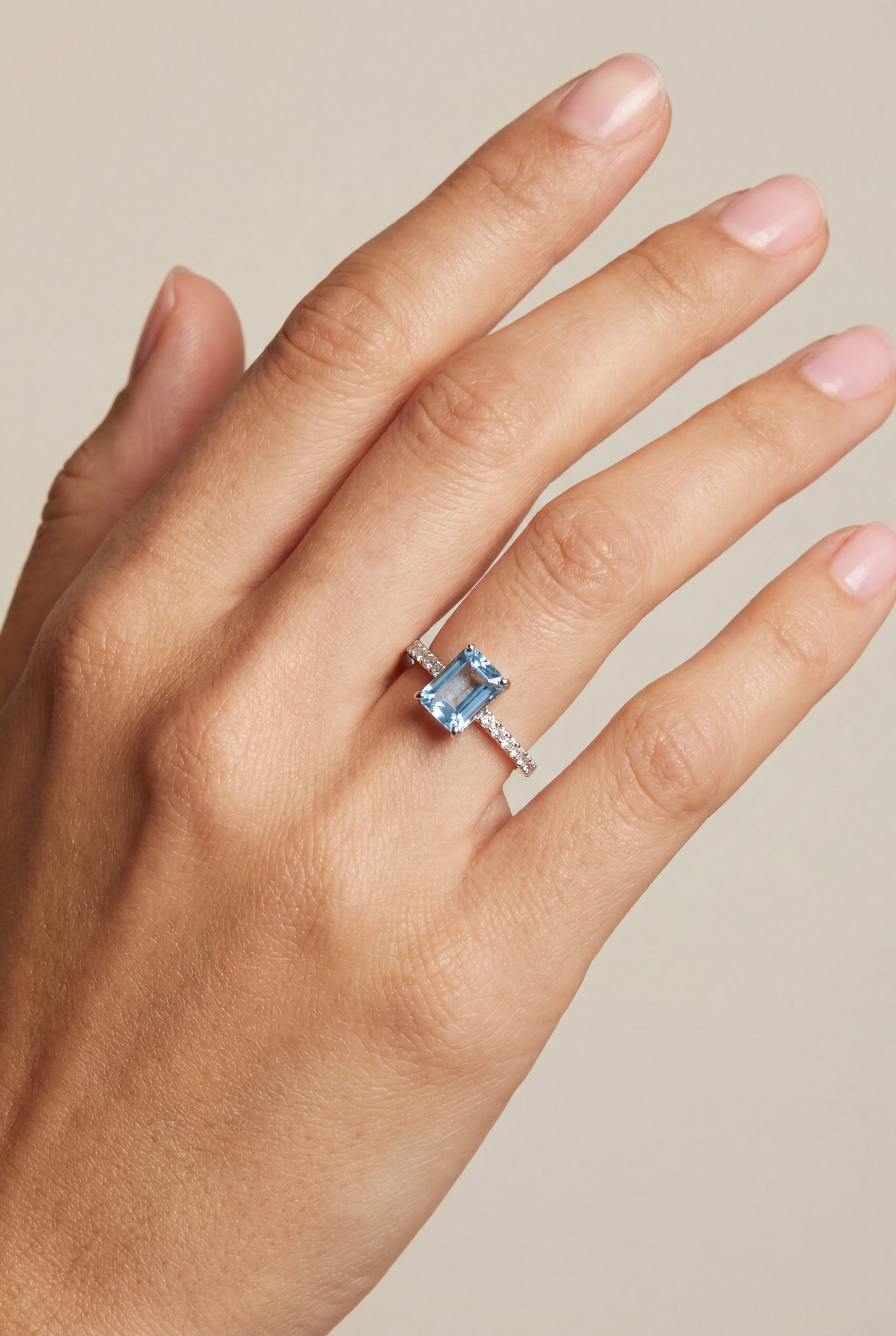 Anillo de diamantes, topacio azul y oro blanco Pavé Abyssi
