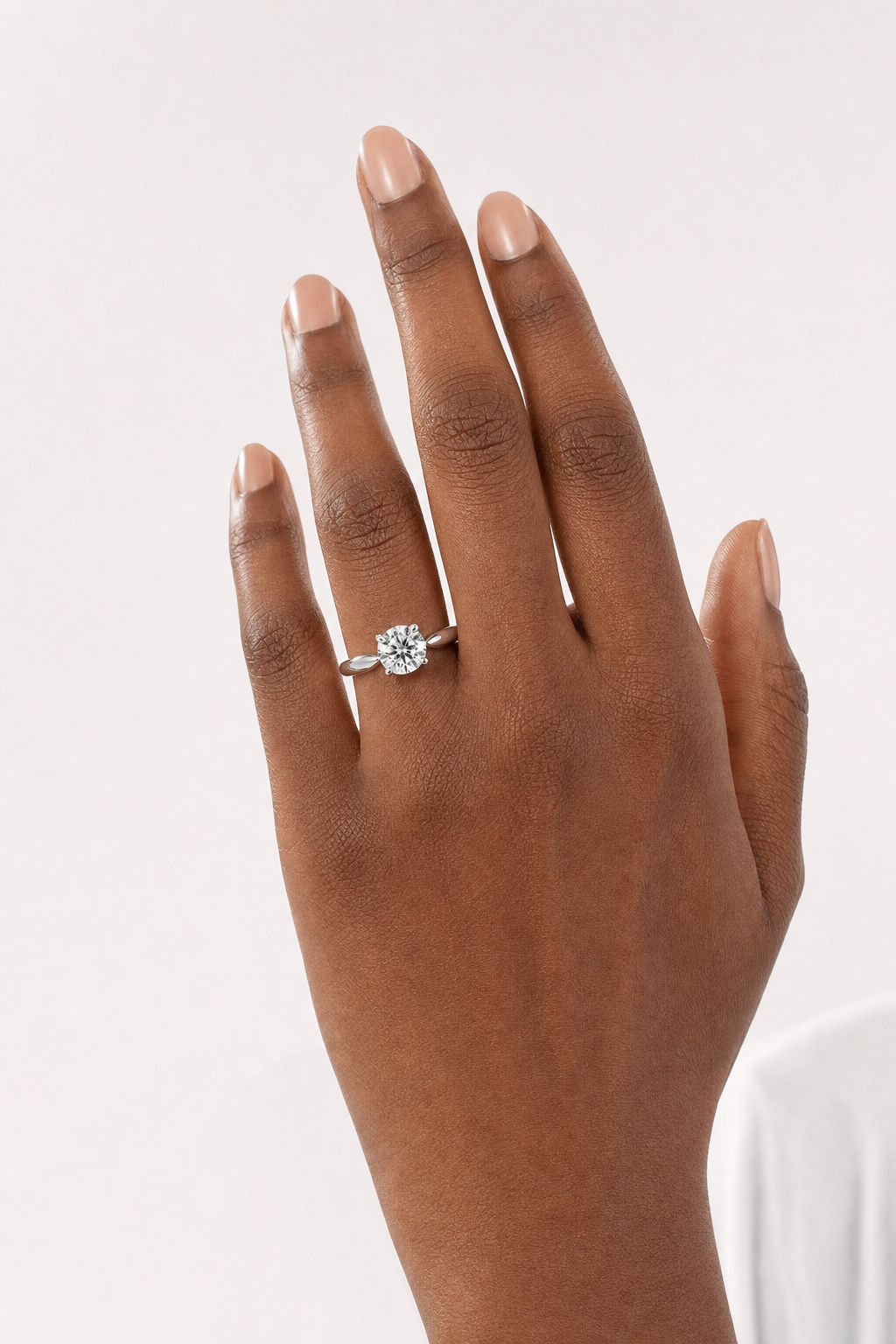 Anillo solitario de diamante y oro blanco Amavi