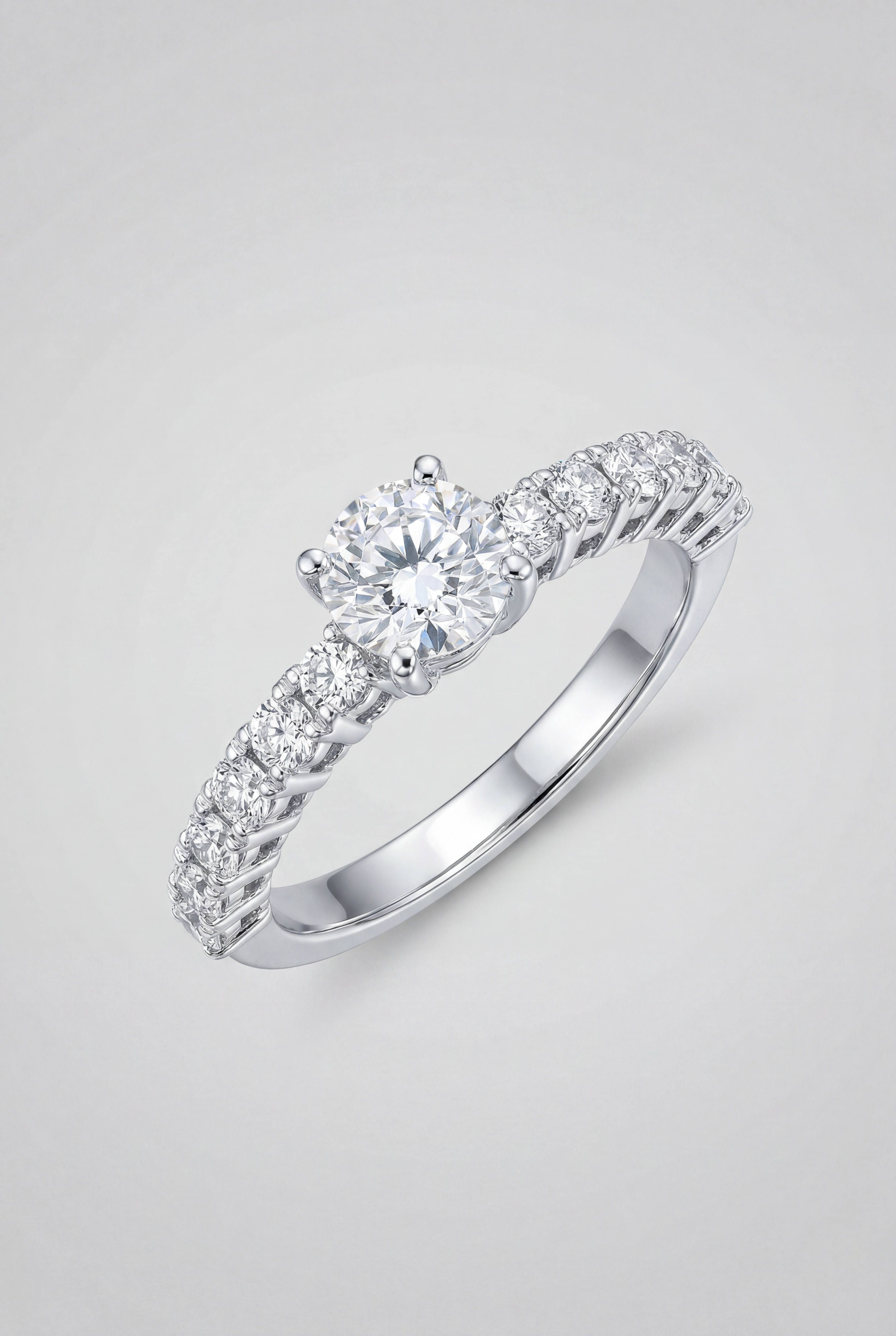 Anillo solitario de diamantes y oro blanco Pavé Bernina