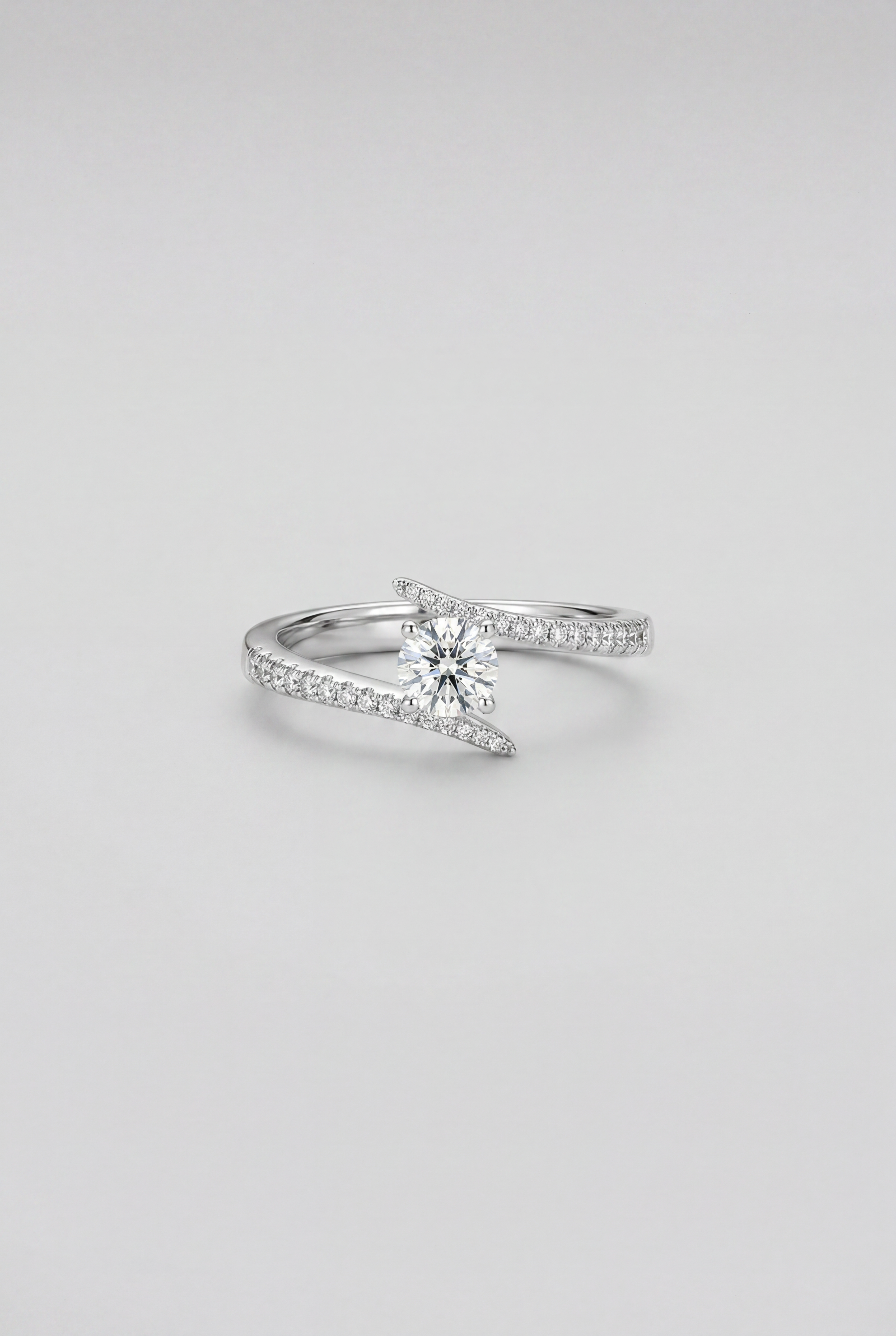 Anillo solitario de diamantes y oro blanco Cruzado Bypass Pavé Lepino