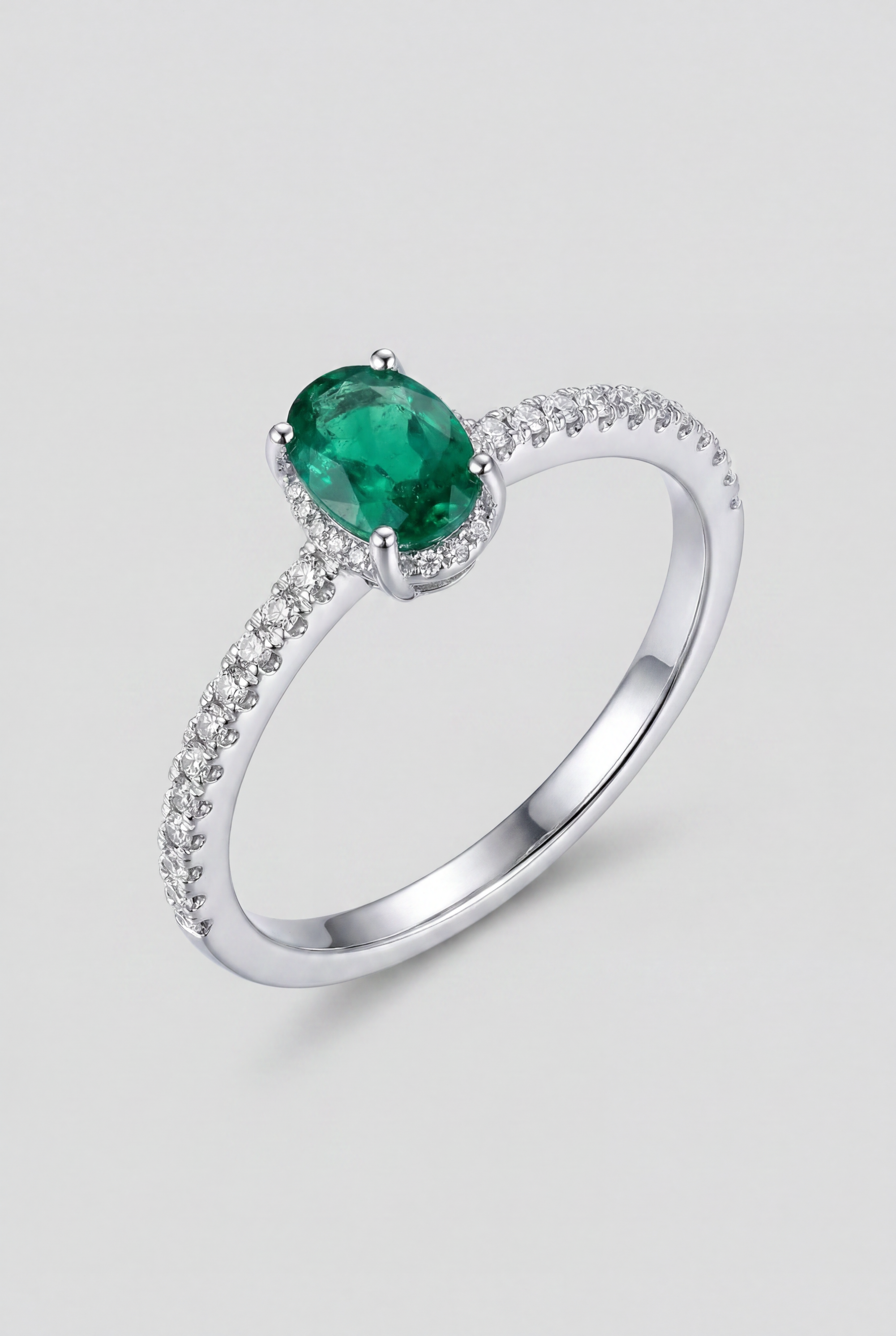 Anillo de diamantes, esmeralda y oro blanco Pavé Lessini
