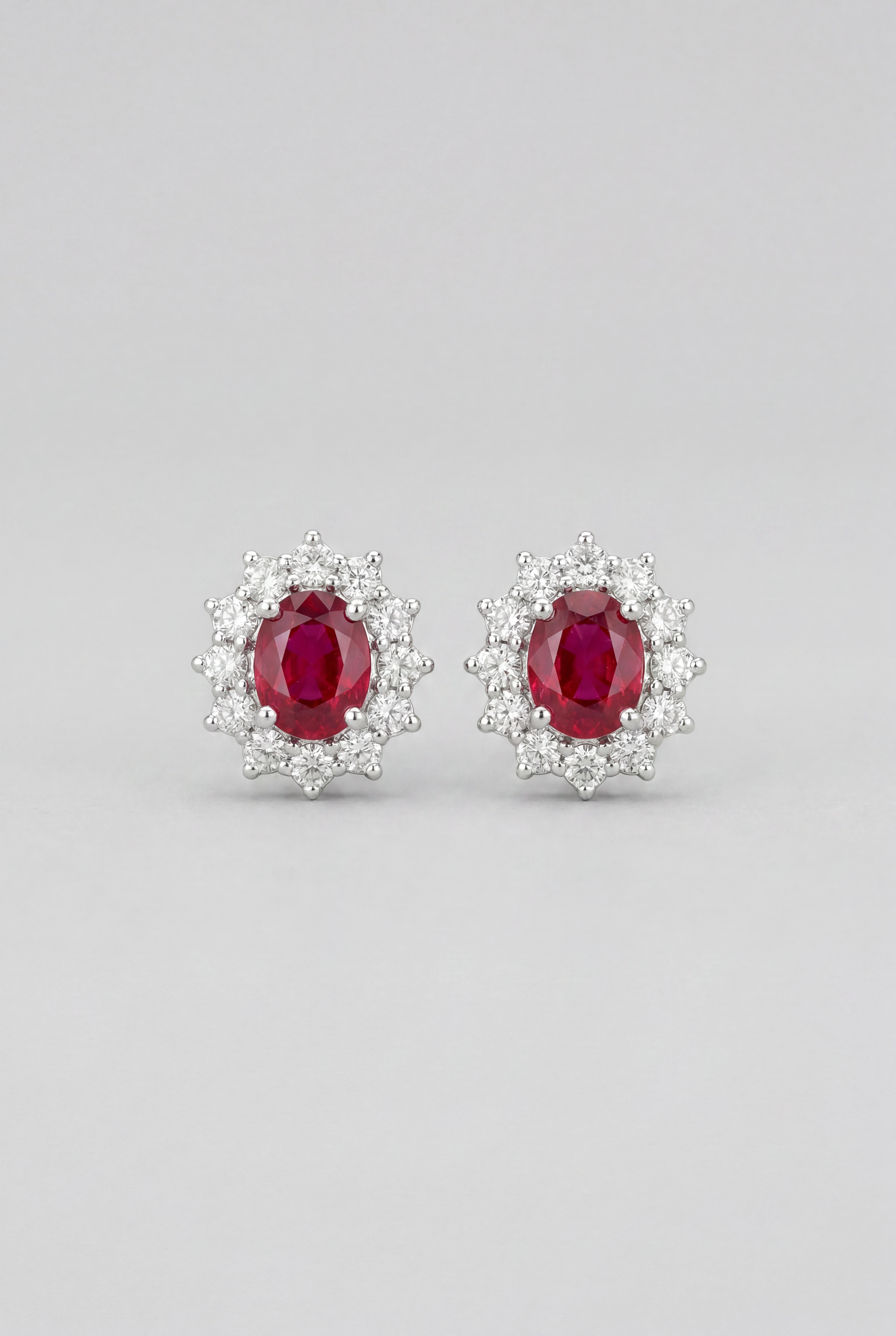 Pendientes de diamantes, rubíes y oro blanco Rosetón Tolfa
