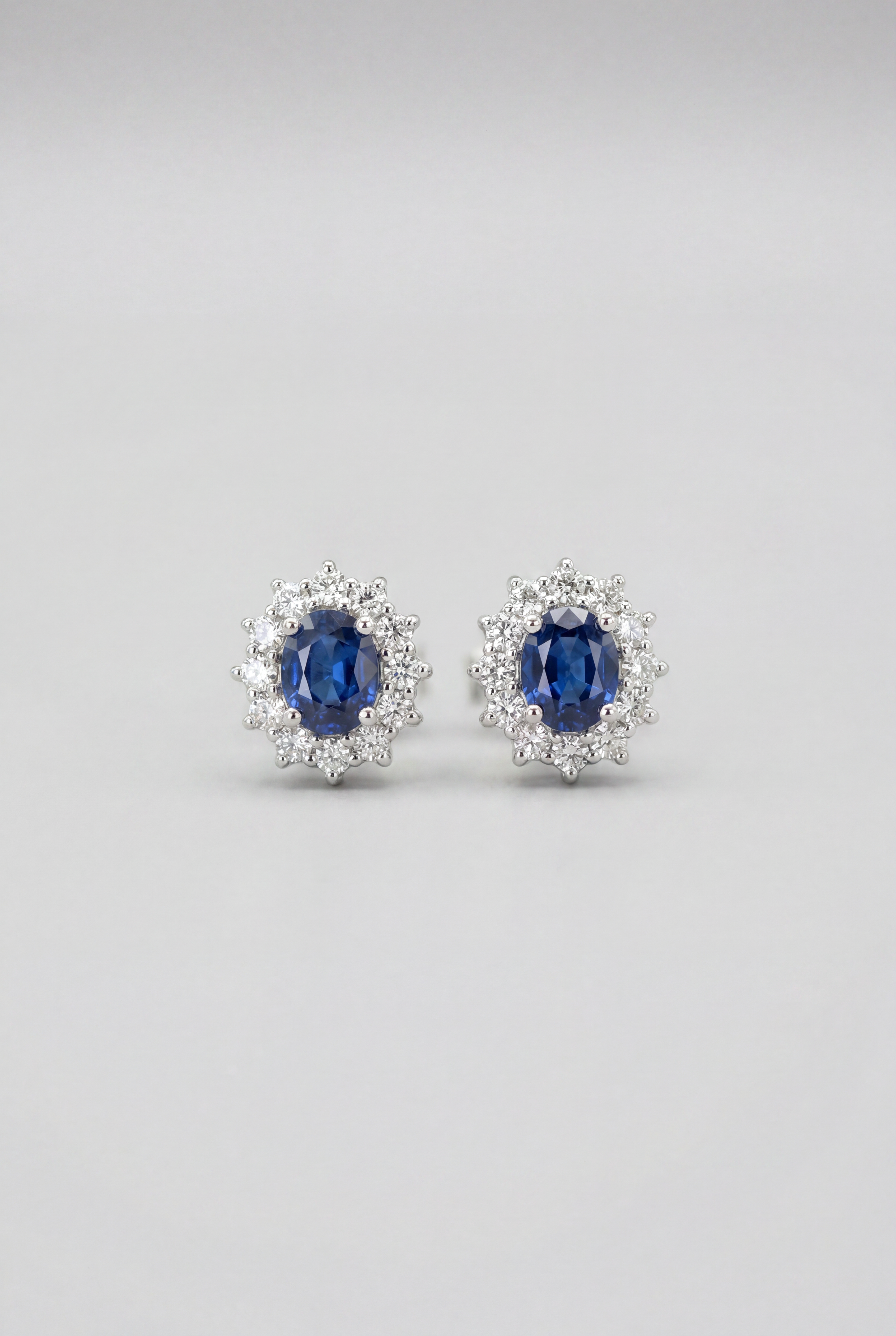 Pendientes de diamantes, zafiro azul y oro blanco Rosetón Matese