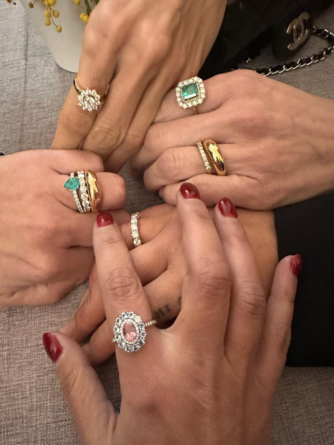 Anillo Halo de Oro Amarillo con Esmeralda y Diamantes | Mireia
