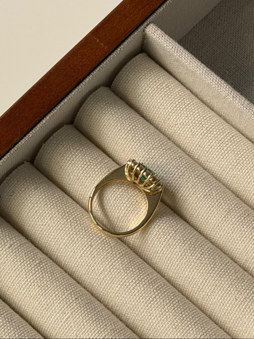 Anillo Halo de Oro Amarillo con Esmeralda y Diamantes | Mireia