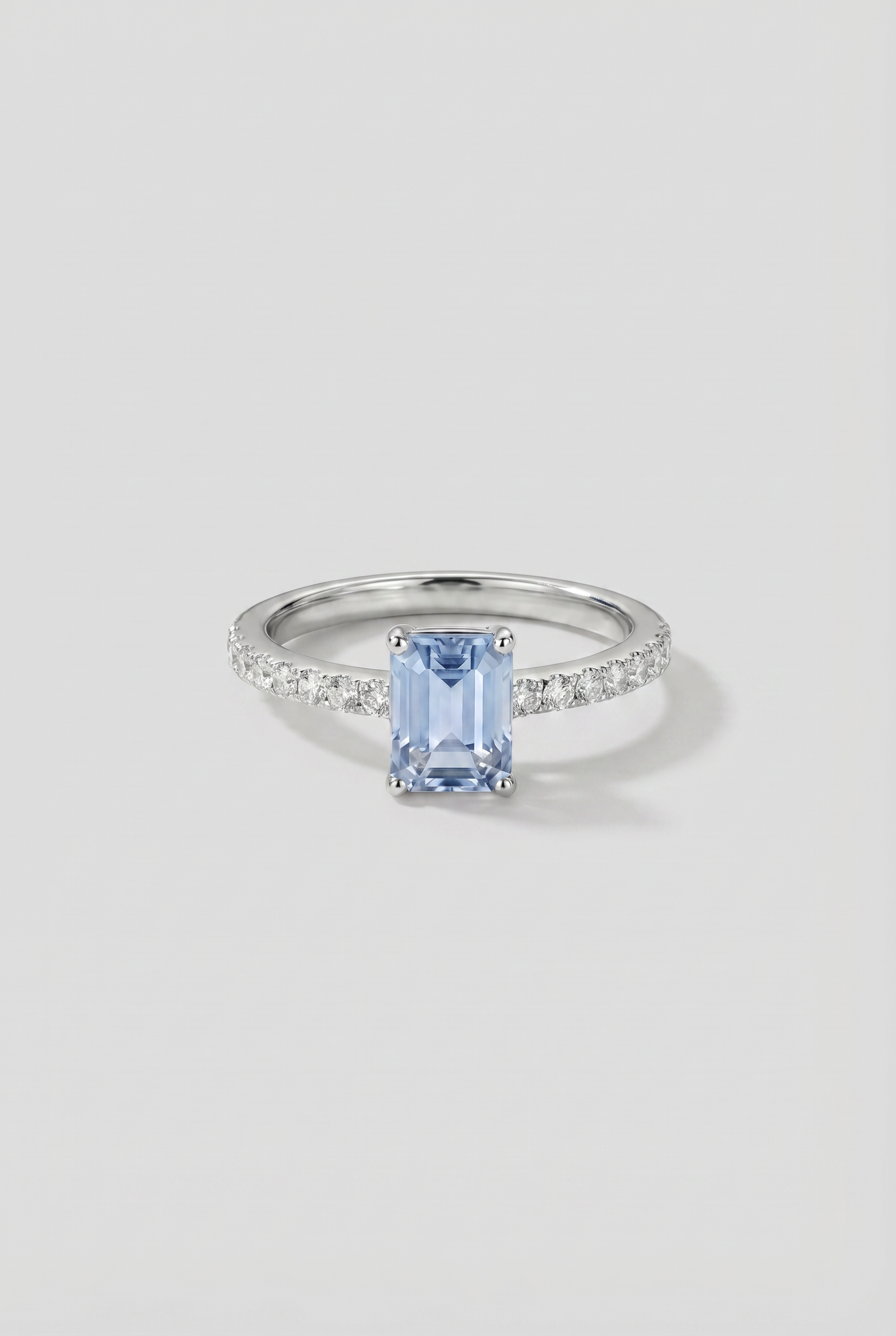 Anillo de diamantes, topacio azul y oro blanco Pavé Abyssi