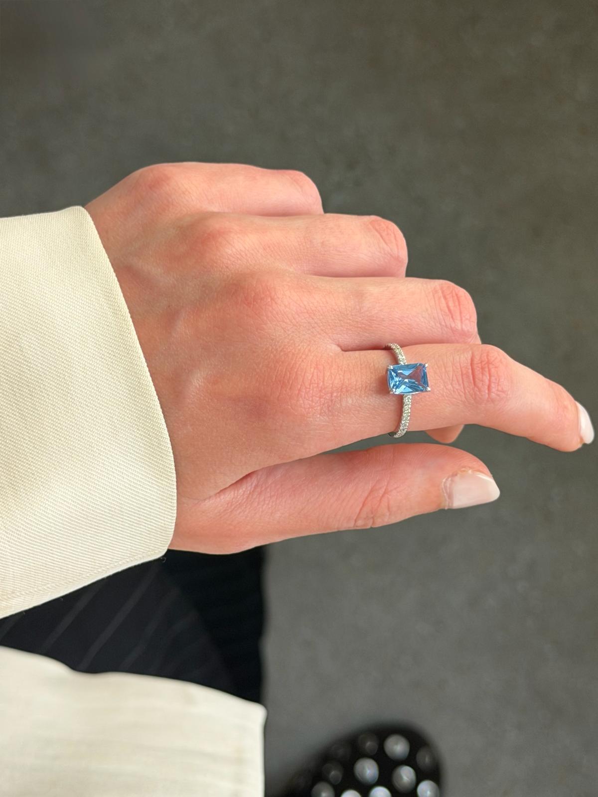 Anillo de diamantes, topacio azul y oro blanco Pavé Abyssi
