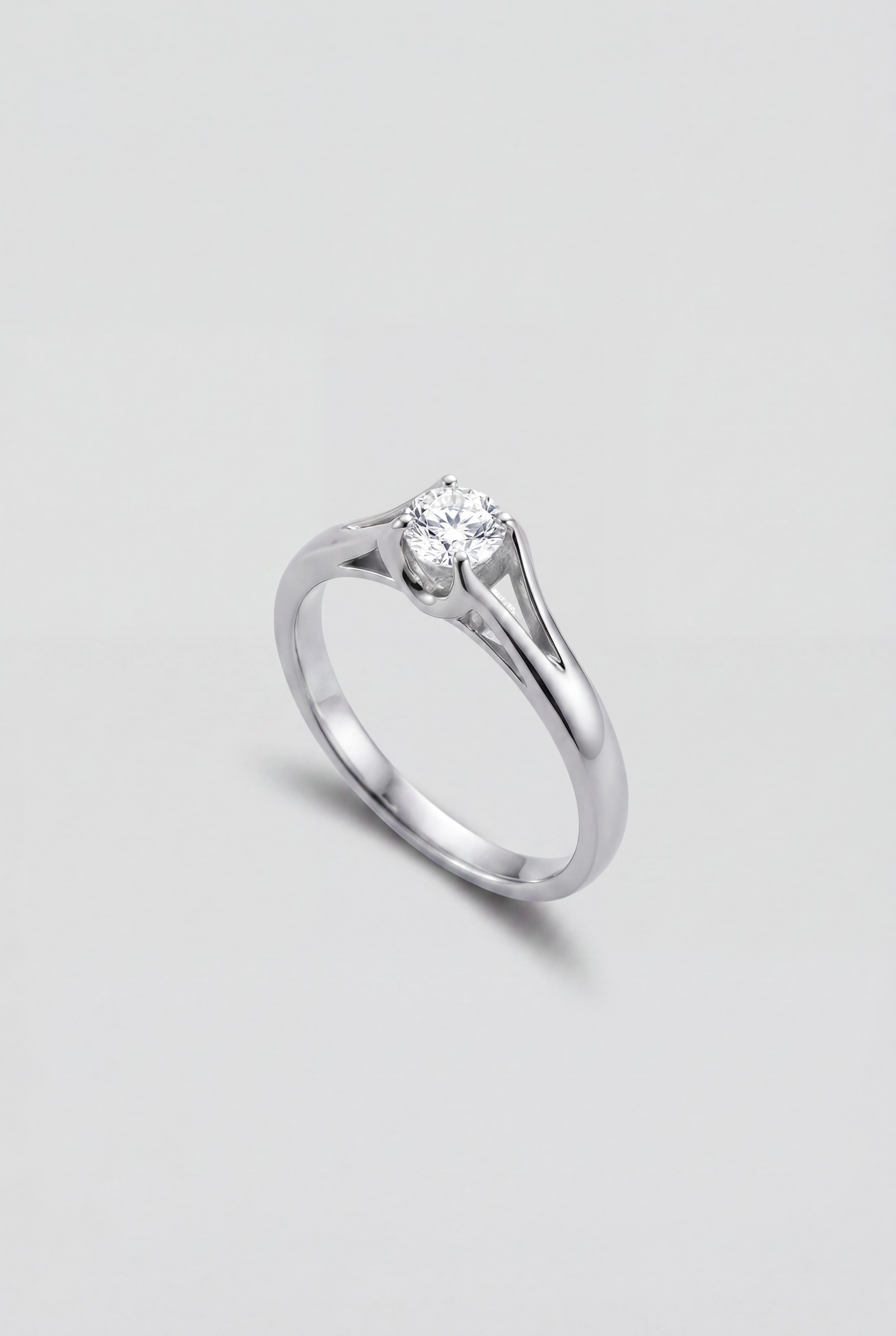 Anillo solitario de diamante y oro blanco Vita