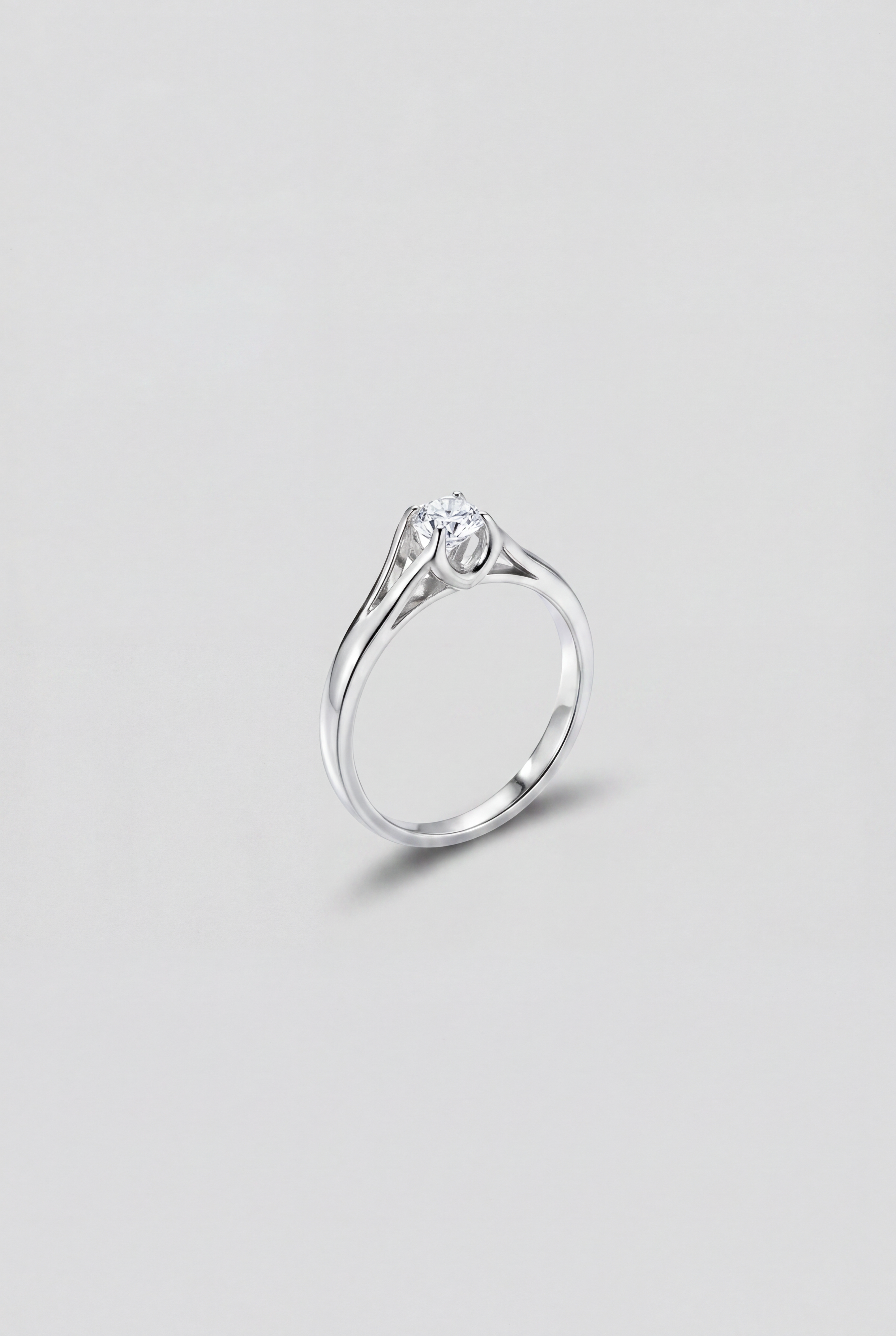 Anillo solitario de diamante y oro blanco Vita