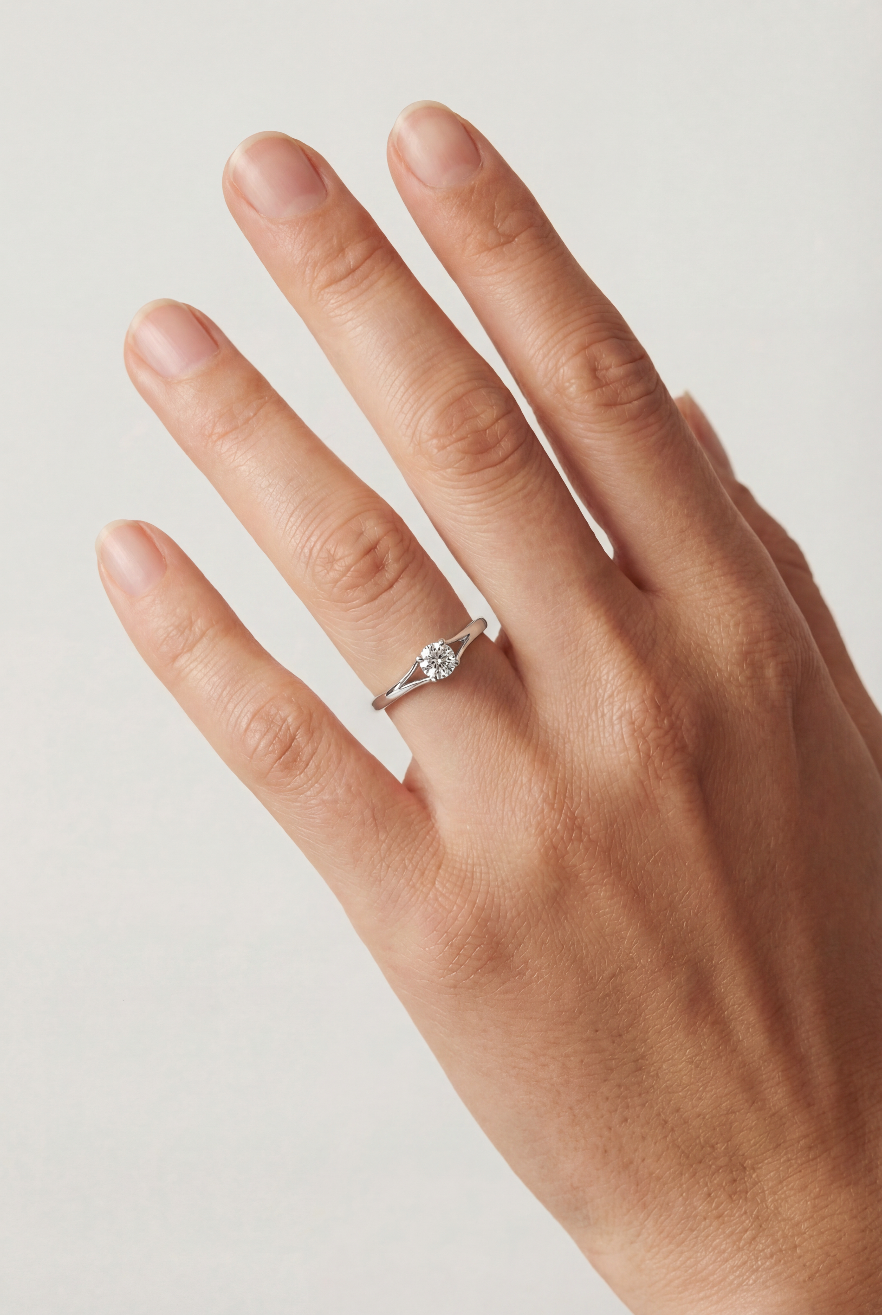 Anillo solitario de diamante y oro blanco Vita