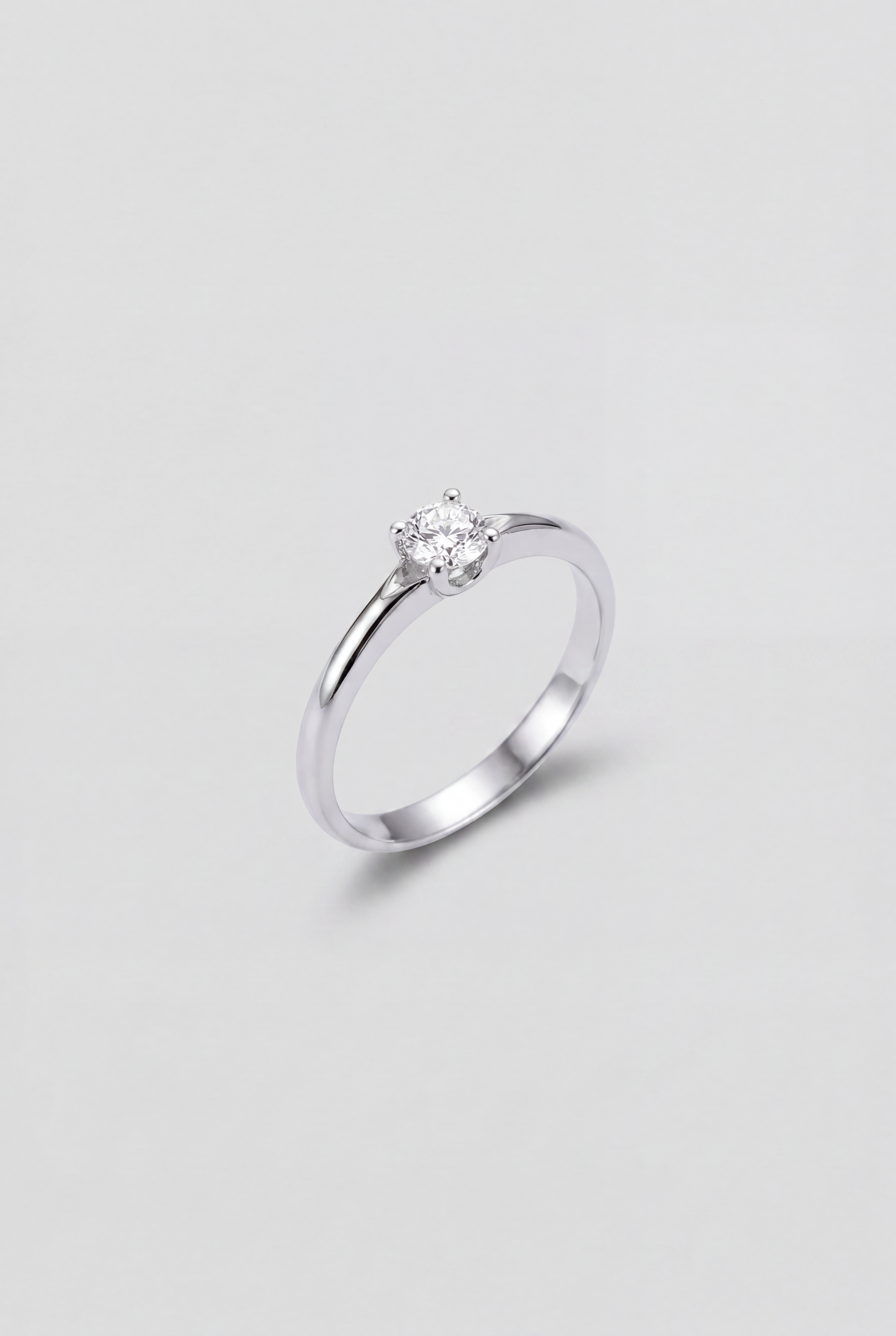 Anillo solitario de diamante y oro blanco Domus