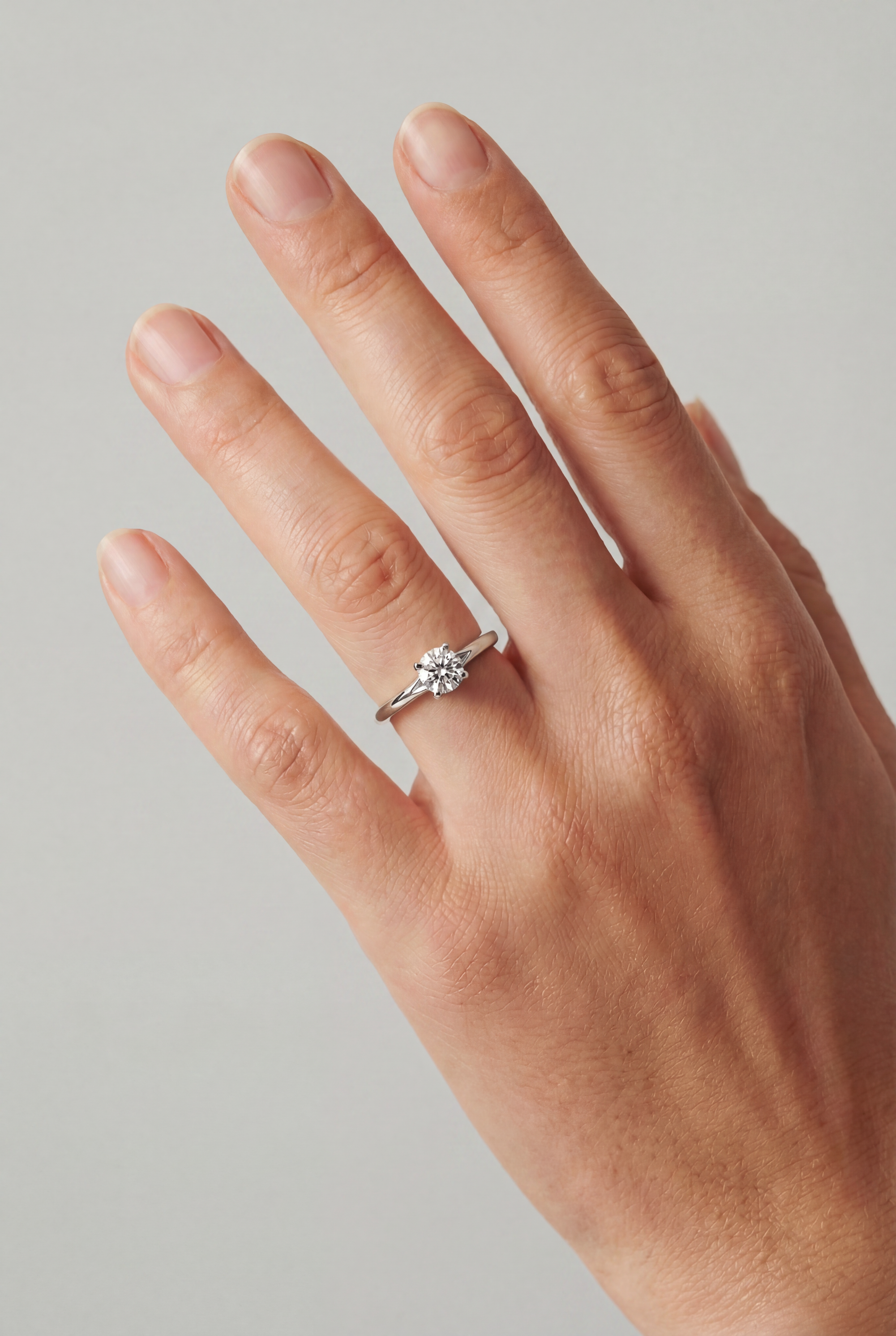 Anillo solitario de diamante y oro blanco Domus