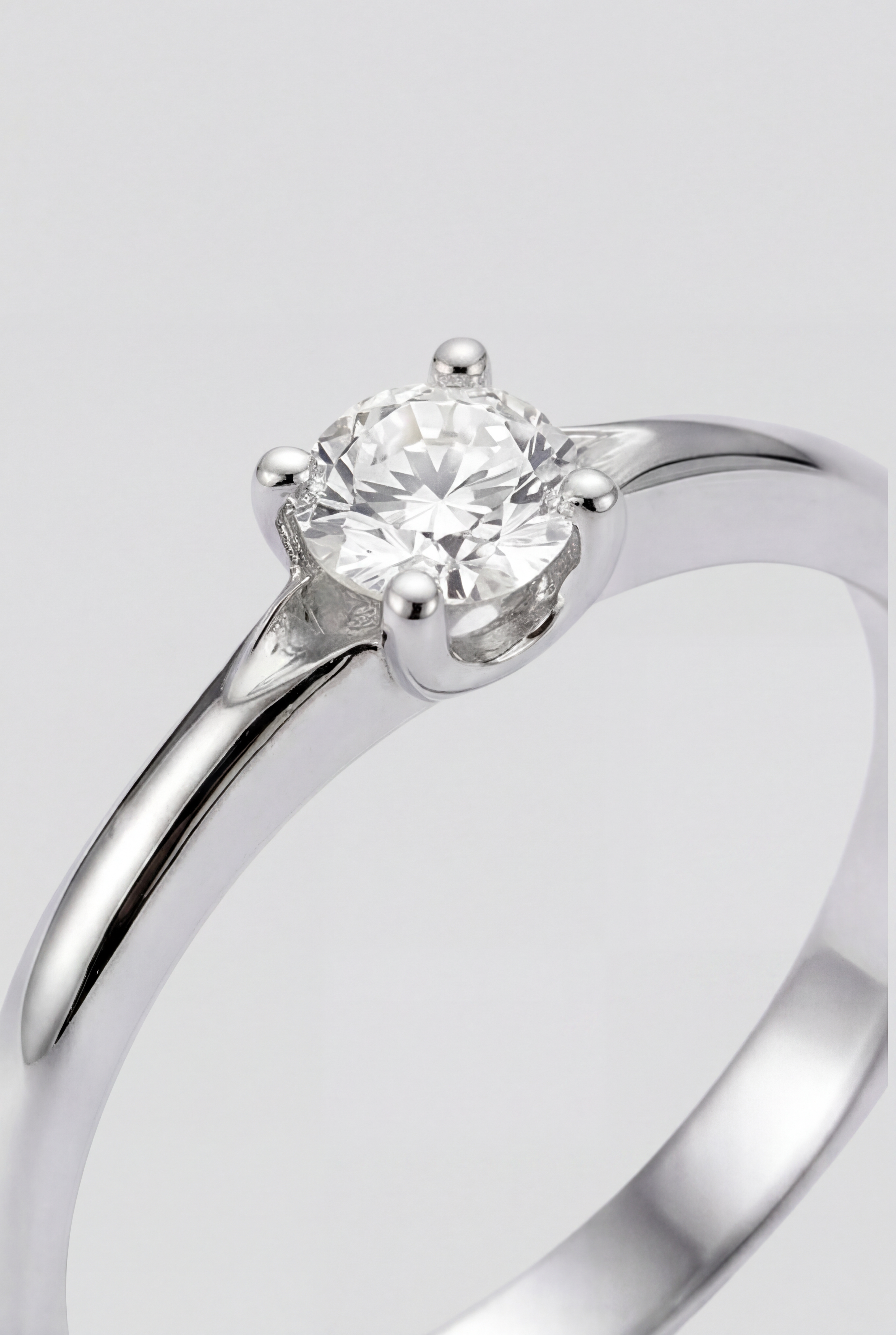 Anillo solitario de diamante y oro blanco Domus