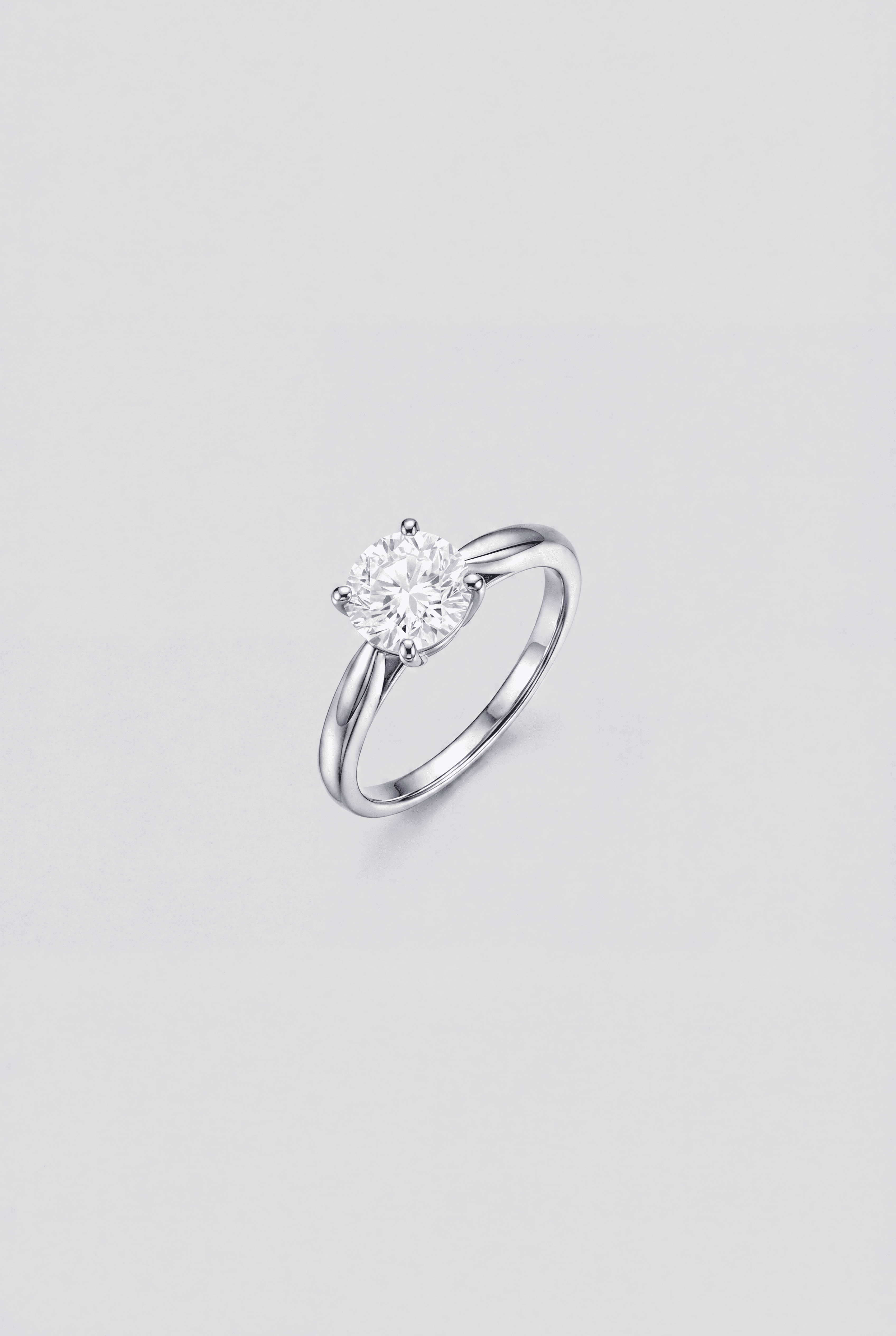 Anillo solitario de diamante y oro blanco Amavi
