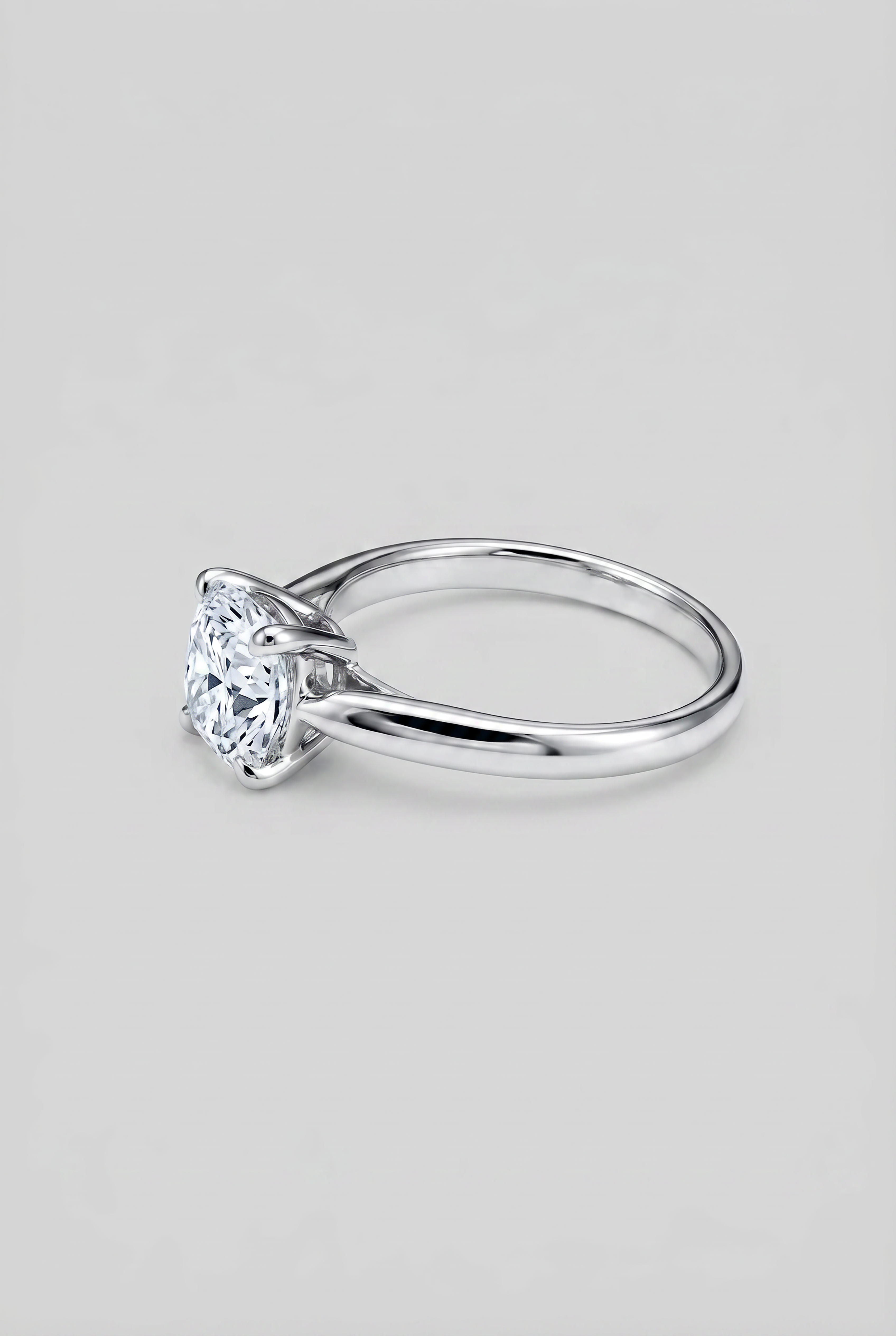Anillo solitario de diamante y oro blanco Amavi