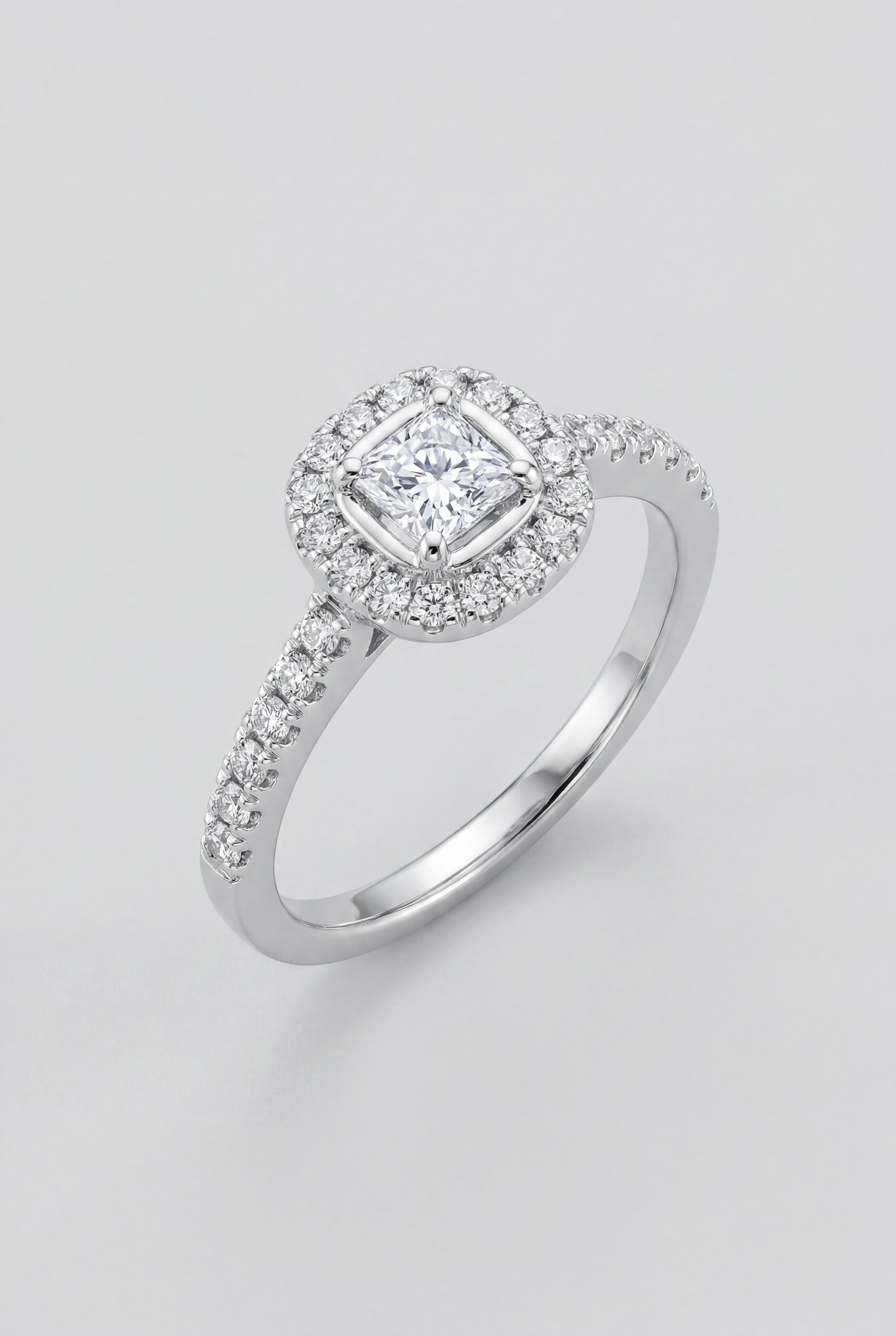 Anillo solitario de diamantes y oro blanco Pavé Corona Halo Sibillini