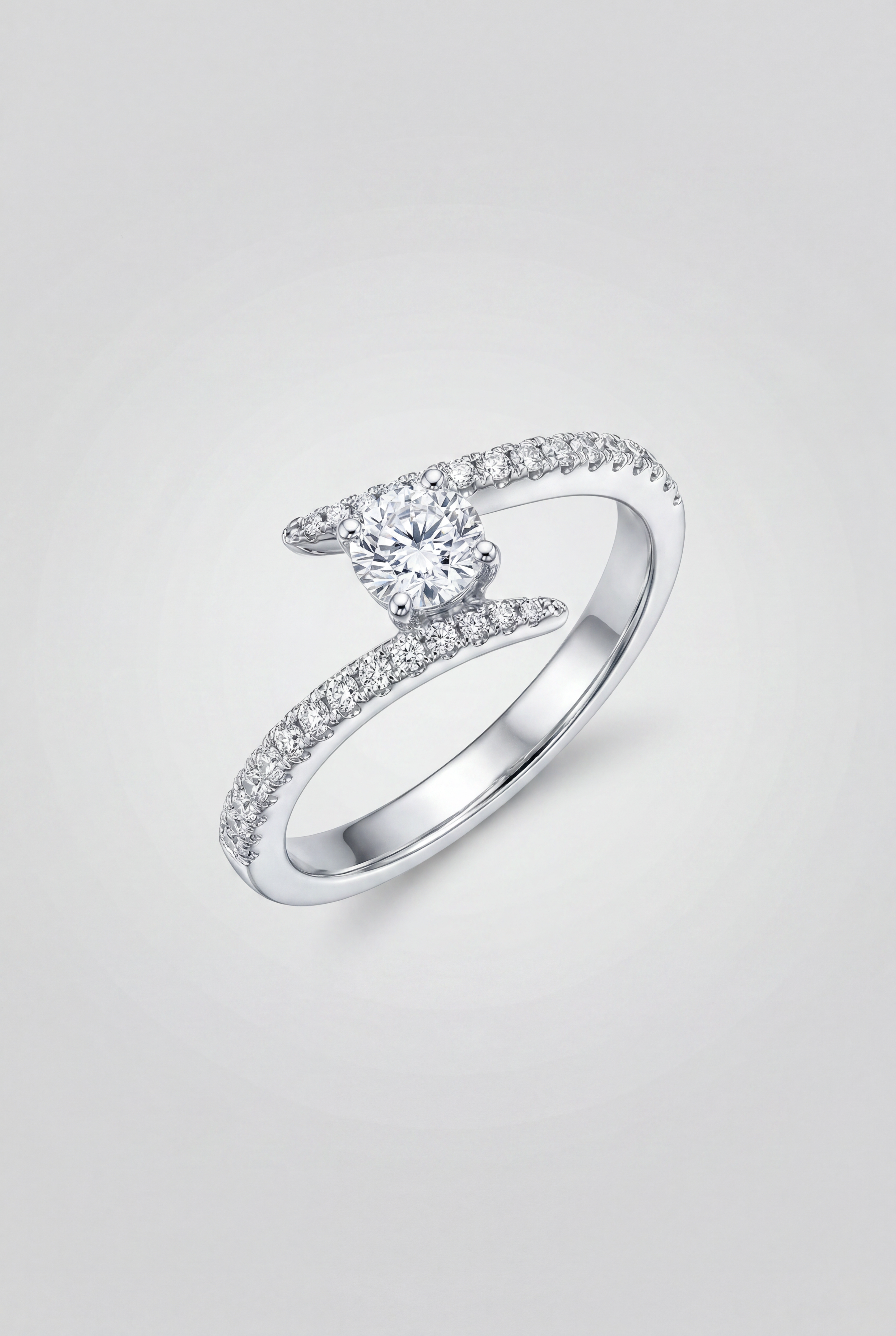 Anillo solitario de diamantes y oro blanco Cruzado Bypass Pavé Lepino