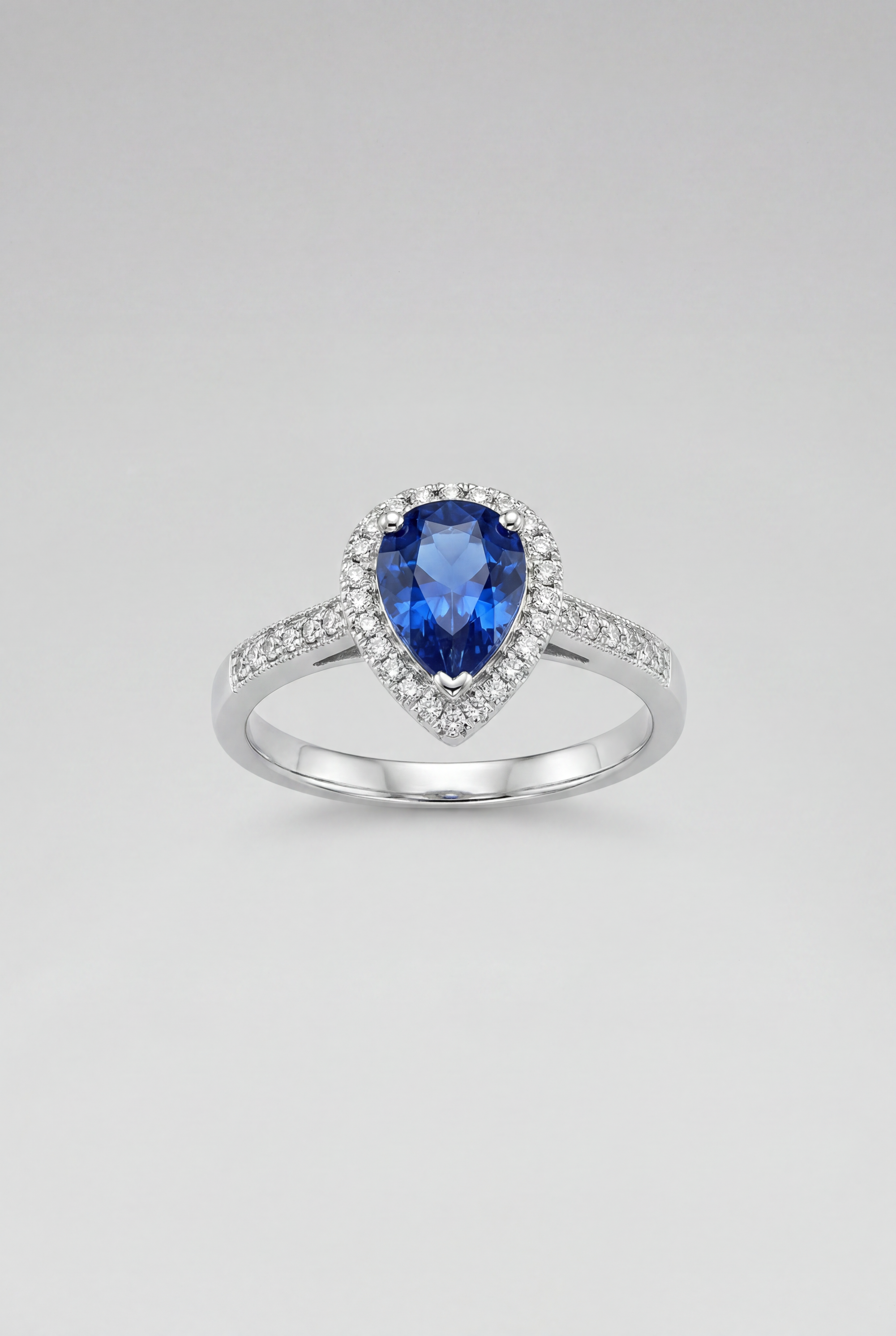Anillo de diamantes, zafiro azul y oro blanco Pavé Corona Halo Amiata