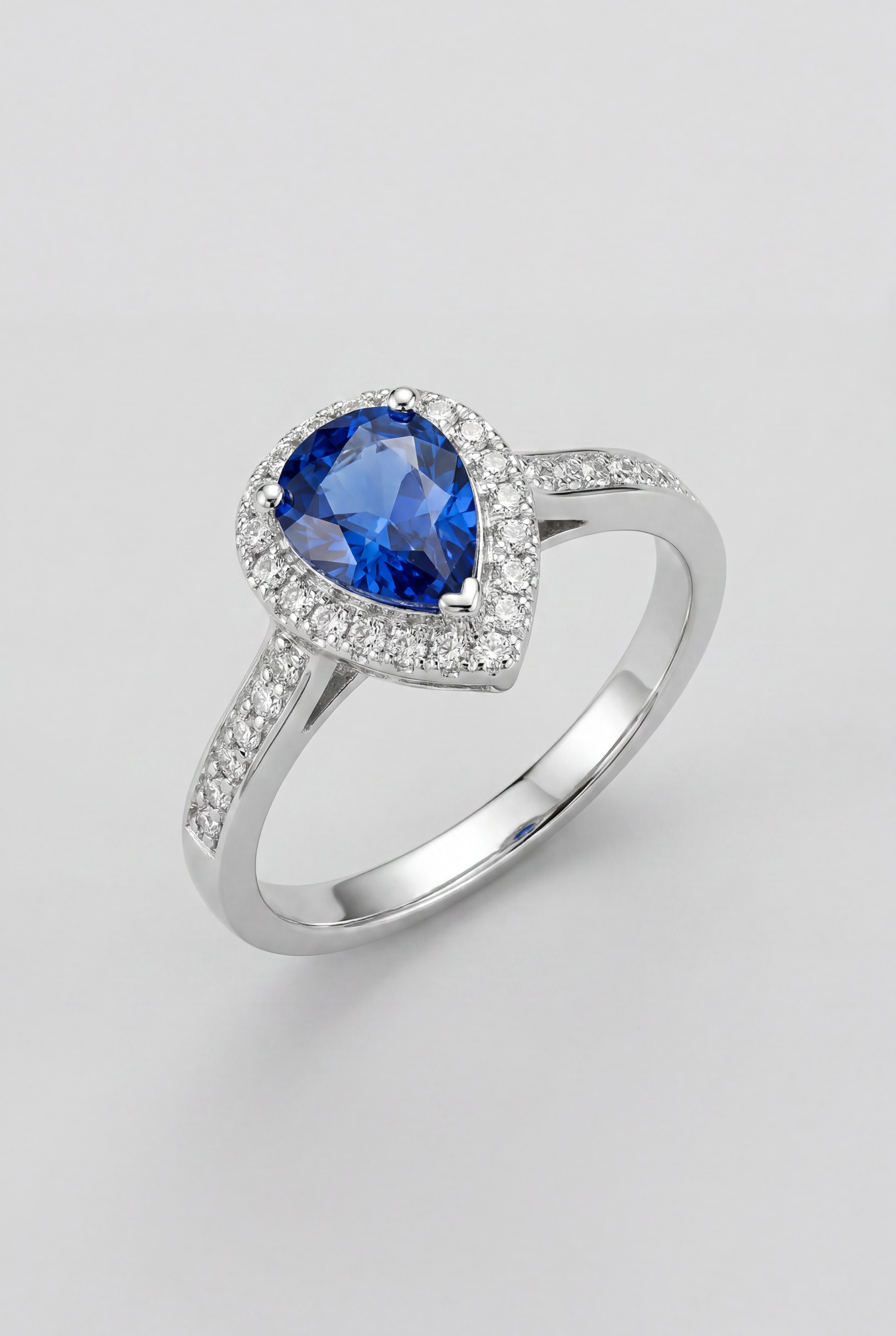 Anillo de diamantes, zafiro azul y oro blanco Pavé Corona Halo Amiata