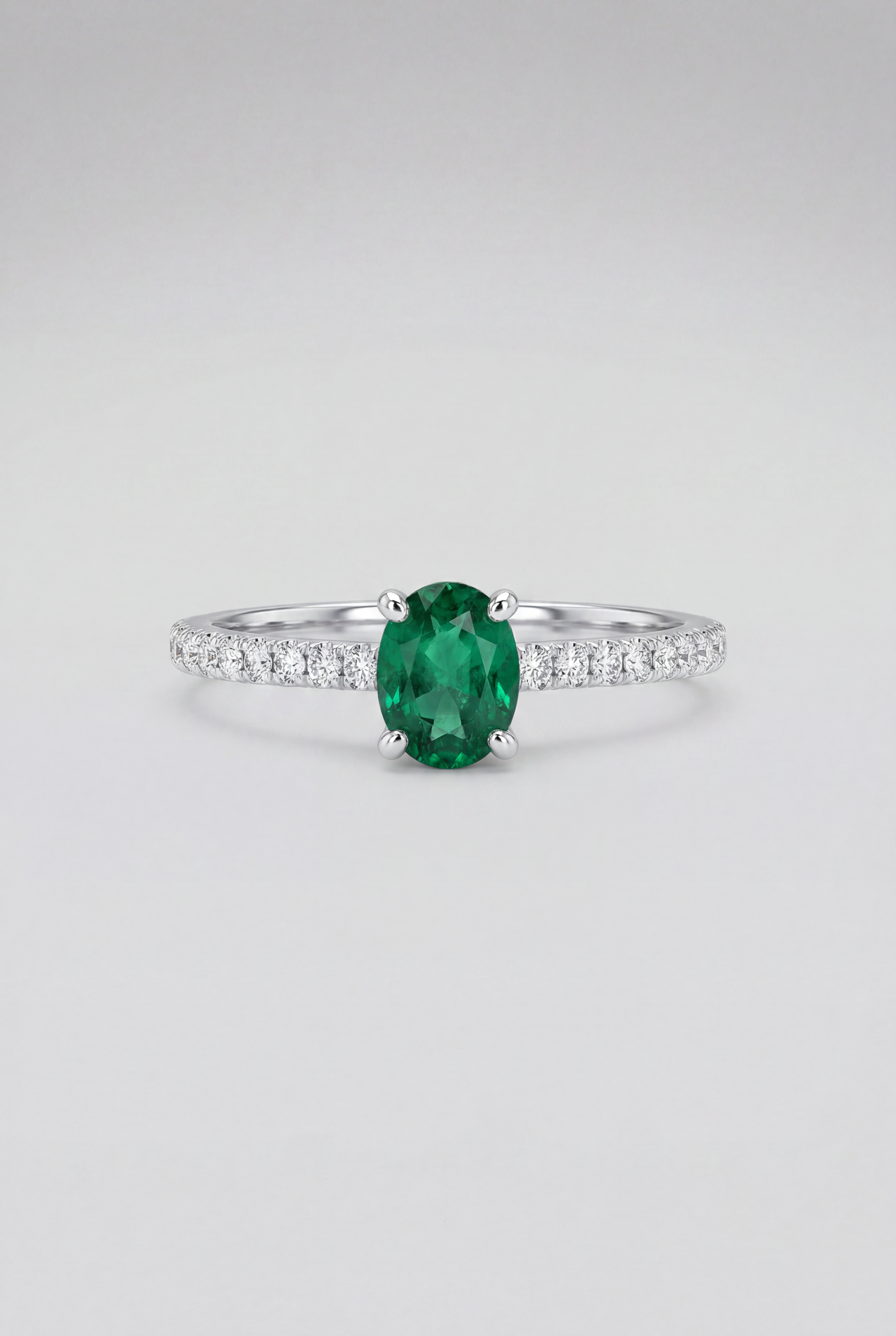 Anillo de diamantes, esmeralda y oro blanco Pavé Lessini