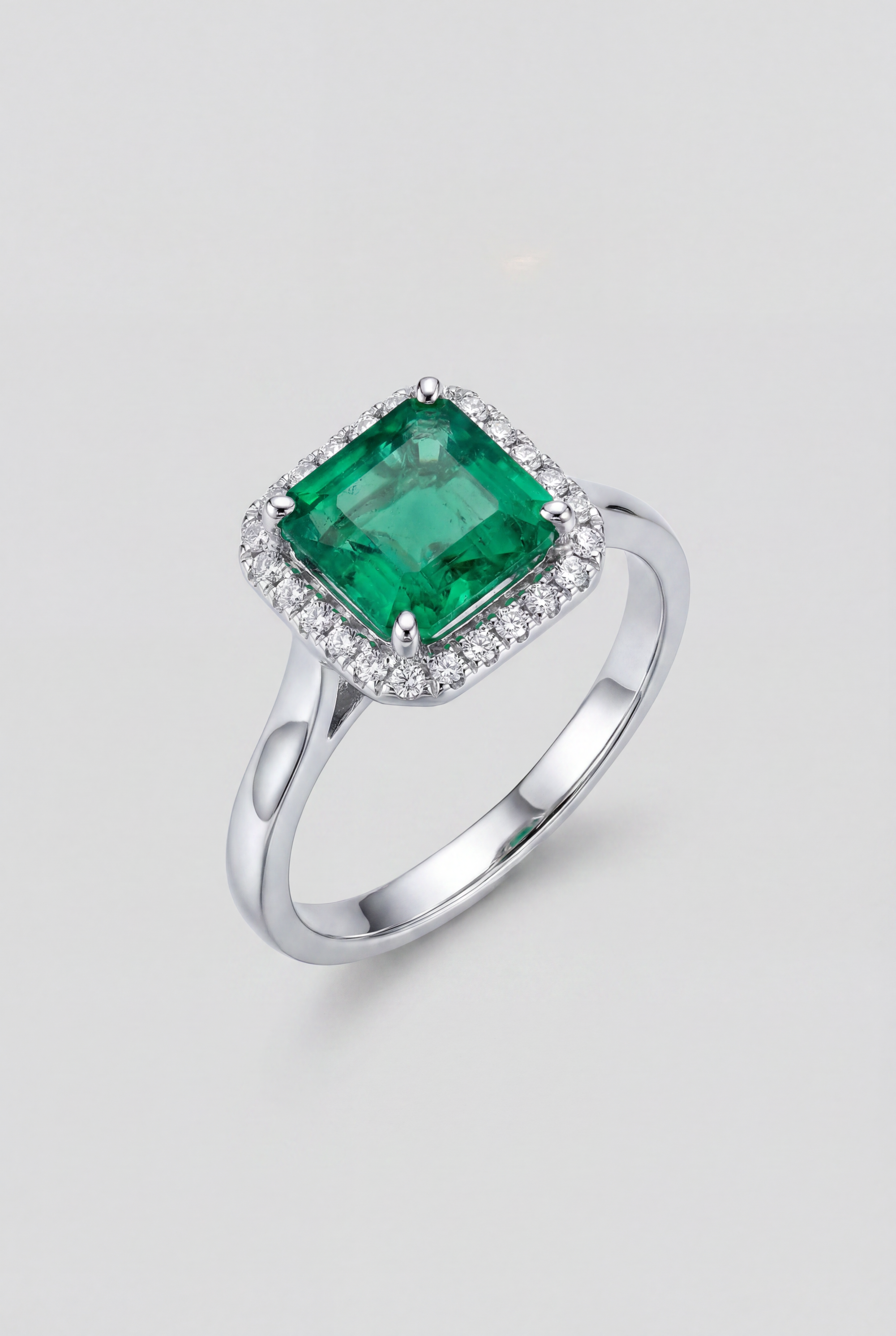 Anillo de diamantes, esmeralda y oro blanco Corona Halo Erei