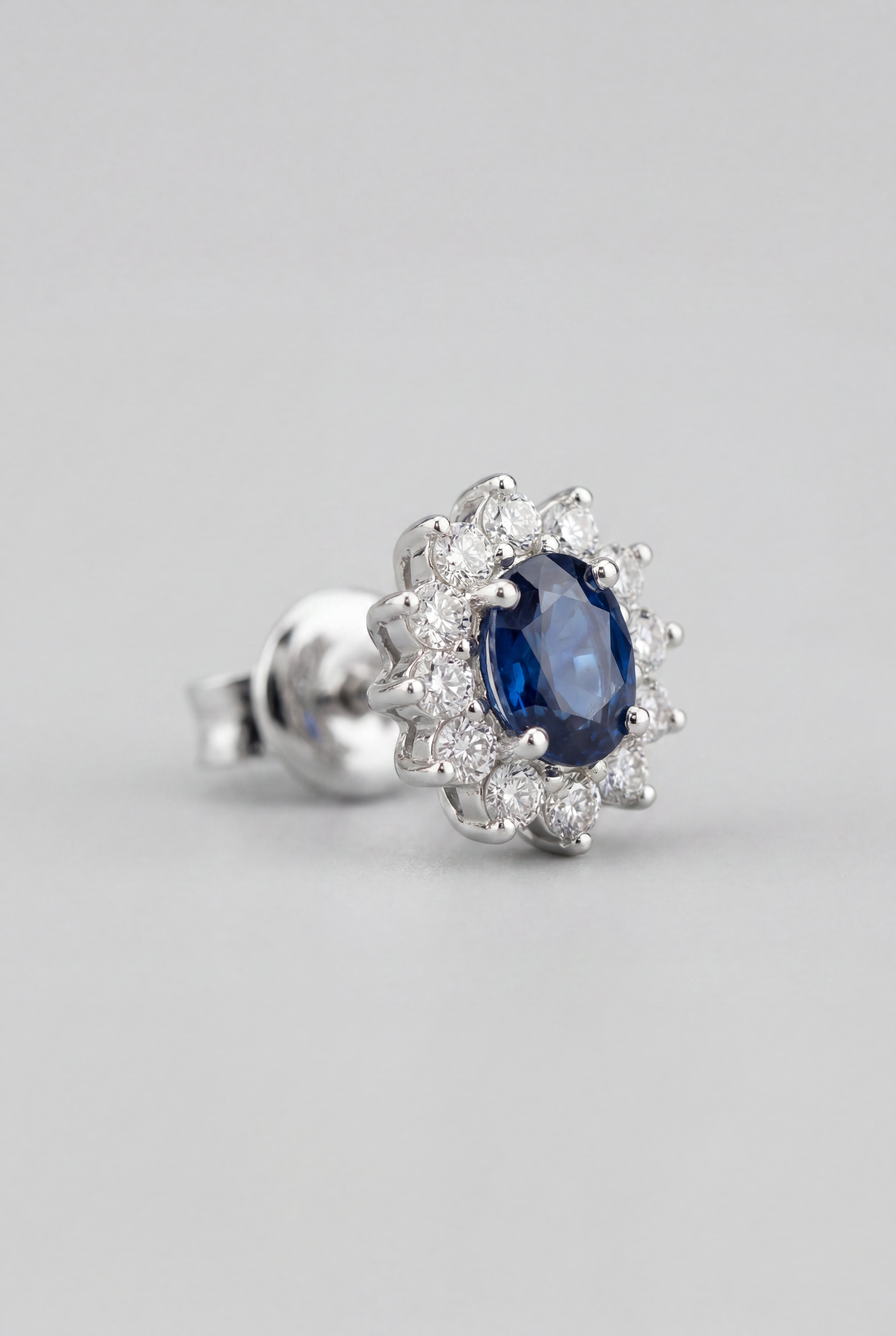 Pendientes de diamantes, zafiro azul y oro blanco Rosetón Matese