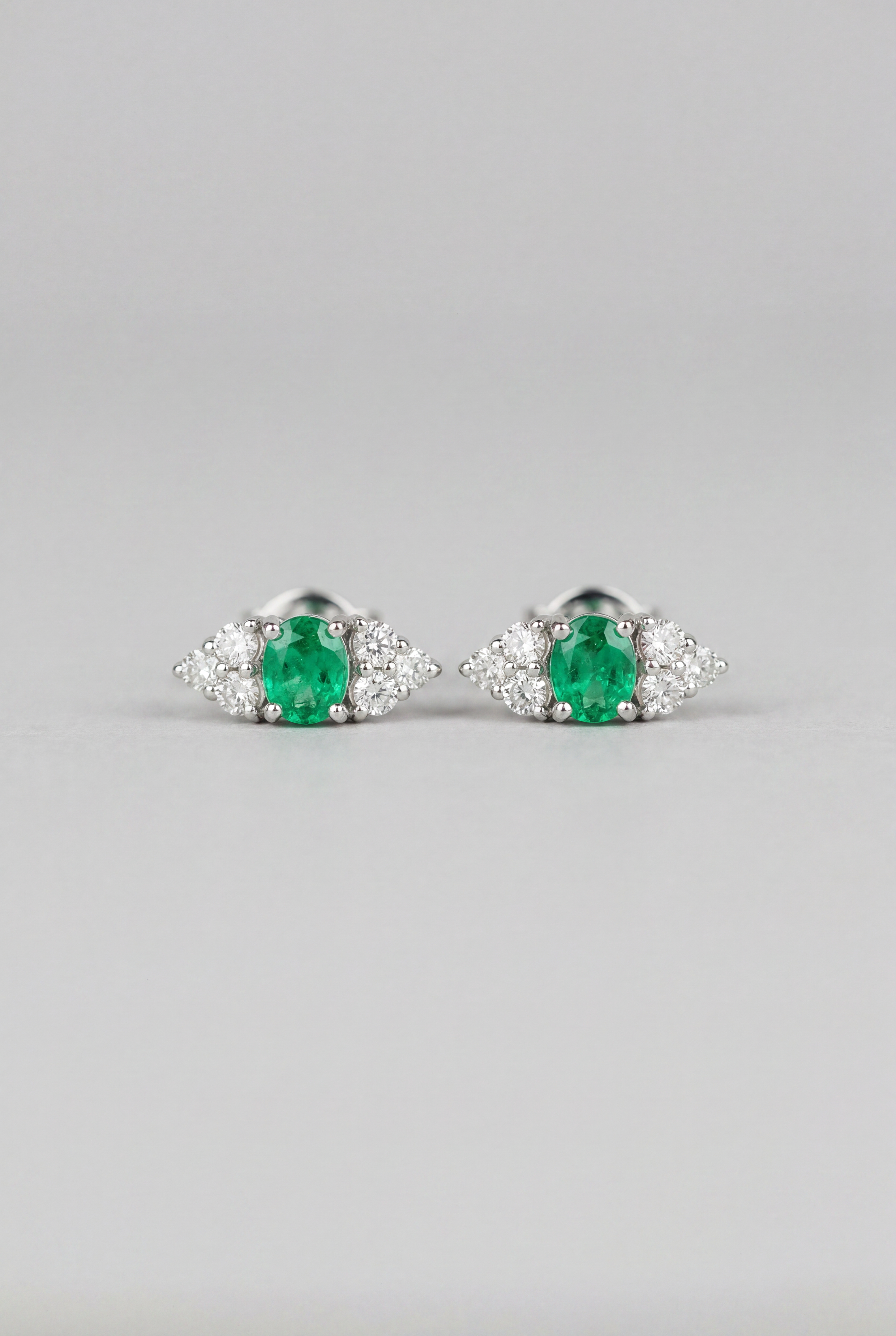 Pendientes de diamantes, esmeraldas y oro blanco Navette Racino Marquesa Ercini