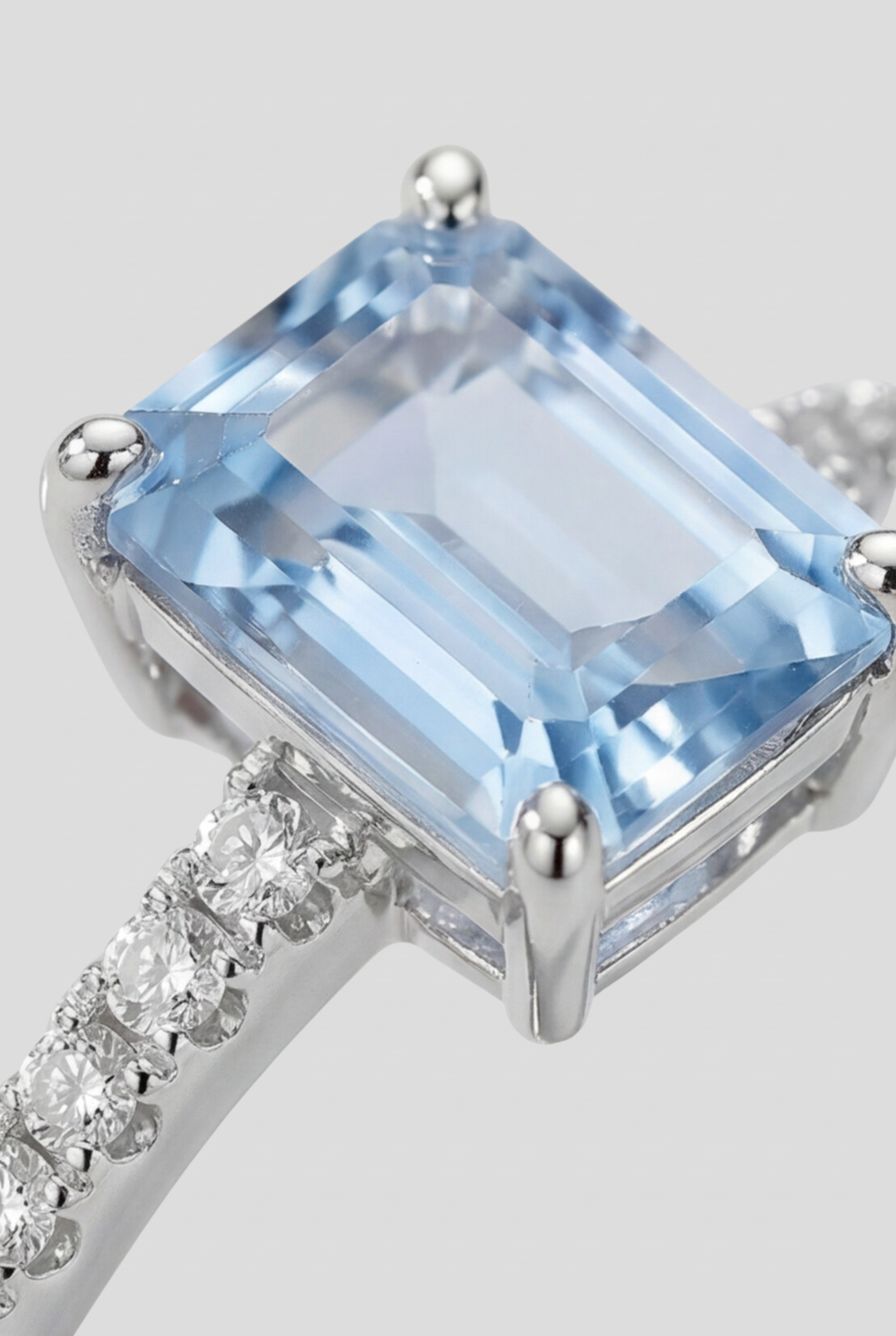 Anillo de diamantes, topacio azul y oro blanco Pavé Abyssi