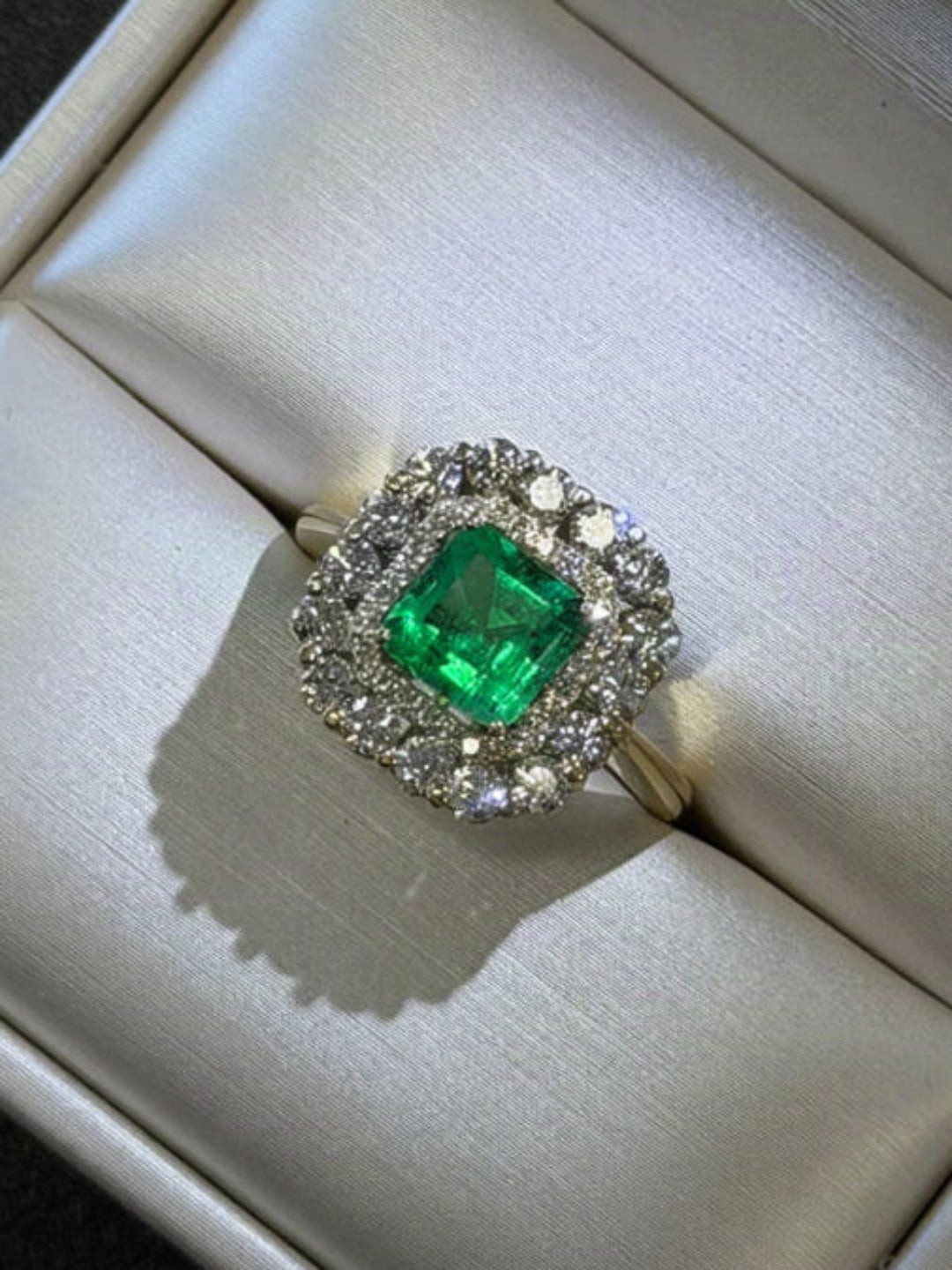 Anillo Halo de Oro Amarillo con Esmeralda y Diamantes | Mireia