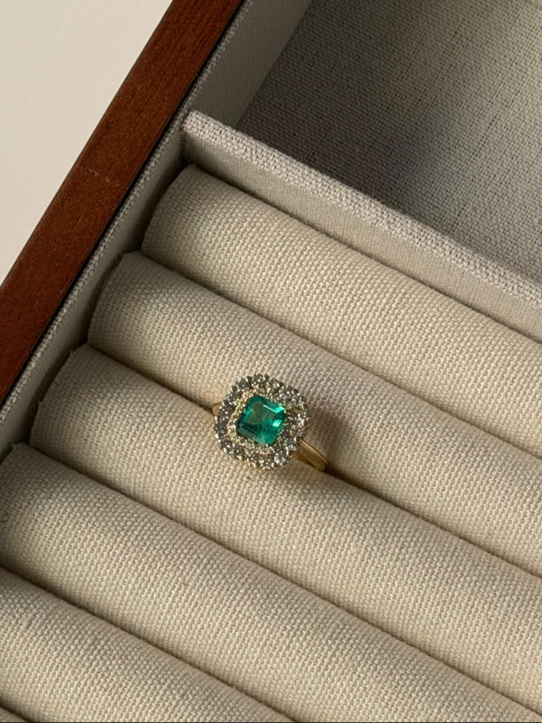 Anillo Halo de Oro Amarillo con Esmeralda y Diamantes | Mireia